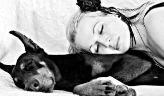Vrouwen slapen beter met een hond dan met een man...